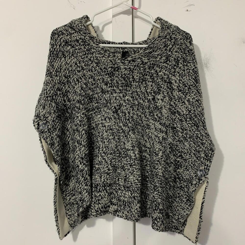 NWT Razzle Dazzle Woman's Sweater Boxy Fit Side Buttons Hooded Small‎